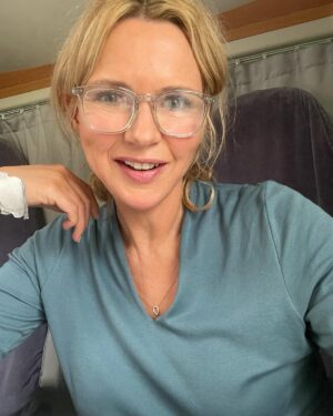 Veronica Ferres Instagram - Hi, darf ich vorstellen: meine Name ist Birgit Reincke und ich ermittle demnächst im Alpentod bei RTL!🏔 

Ich bin so dankbar, bei diesem besonderen Projekt mit @timolischu und @salkaweber vor der Kamera gestanden zu haben. Ein großes Danke auch an unsere tolle Regisseurin @samira_radsi und danke auch an @warnerbrostvde und @rtl_de! 🎬

Mehr Infos folgen in den nächsten Wochen. 🙂

#alpentod #krimi #rtl #warnerbros