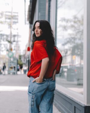 Victoria Azevedo Instagram - POV : You’re in a cliché romcom and you’re looking back at the dude you talked to for 3 whole minutes