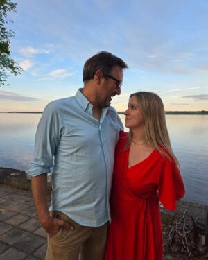 Victoria Charlton Instagram - L’année où tous mes rêves se sont réalisés, 
que la vie a pris son sens 
et que l’amour va faire exploser mon cœur ❤️

2024 : la maternité, les défis, l’écriture, le fleuve, la passion et la famille 
Je suis prête pour la suite ✨