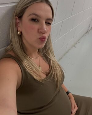 Victoria Charlton Instagram - L’année où tous mes rêves se sont réalisés, 
que la vie a pris son sens 
et que l’amour va faire exploser mon cœur ❤️

2024 : la maternité, les défis, l’écriture, le fleuve, la passion et la famille 
Je suis prête pour la suite ✨