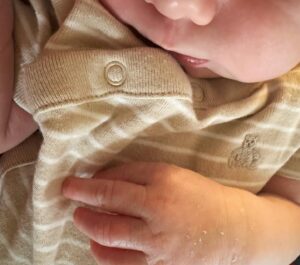 Victoria Charlton Instagram - Cole 💙
.
Je suis émerveillée à chaque seconde depuis sa naissance. Ses sourires, ses pleurs, ses yeux, son odeur, ses petites mains, ses regards, ses joues, ses pieds. 🥺
Quand les gens me disaient que j’allais enfin connaître l’amour inconditionnel, je roulais des yeux tellement je trouvais cette phrase cliché, mais ca ne pourrait être plus vrai.
La maternité m’apporte un nouveau regard sur la vie, sur le futur et sur l’amour. 🩷
Toutes les nuits blanches, les couches, le tire-lait, les douleurs et le bordel dans la maison valent ta présence dans notre vie.
Merci @boblechef de m’avoir donné le plus beau cadeau du monde. 🤱🏼 Tu es tellement beau à voir aller! Je n’aurais pas pensé t’aimer encore plus. 
Je continue à profiter de mon garçon 🫶🏻 Je trouve déjà que le temps passe trop vite🥲