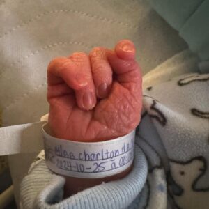 Victoria Charlton Instagram - En début de nuit du 25 octobre est arrivé Cole Penny Charlton. Il se porte très bien et que dire de la fierté que j’ai pour la mère qui a fait ça comme une véritable championne. J’aimerais aussi remercier tout le personnel du Centre Hospitalier de Trois-Rivières; votre sensibilité et votre écoute ont tellement facilité l’arrivée de notre petit trésor. On va prendre quelques jours pour savourer le moment en famille et se reposer, à bientôt ❤️