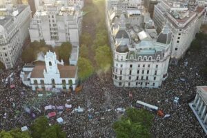 Victoria Onetto Instagram - 🏳️‍🌈🏳️‍⚧️ Desde cada rincón del país, la #MarchaDelOrgullo y la #MarchaAntifascista se manifiestan contra el odio, el ajuste y el negacionismo. 

Una convocatoria histórica y masiva colma las calles. Orgullo es lucha, memoria y futuro.

 ¡Ni un paso atrás! 💪🏽❤️🧡💛💚💙💜

@kicillofok @crisalvarezrod @lacorriente.ba