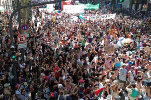 Victoria Onetto Instagram - 🏳️‍🌈🏳️‍⚧️ Desde cada rincón del país, la #MarchaDelOrgullo y la #MarchaAntifascista se manifiestan contra el odio, el ajuste y el negacionismo. 

Una convocatoria histórica y masiva colma las calles. Orgullo es lucha, memoria y futuro.

 ¡Ni un paso atrás! 💪🏽❤️🧡💛💚💙💜

@kicillofok @crisalvarezrod @lacorriente.ba