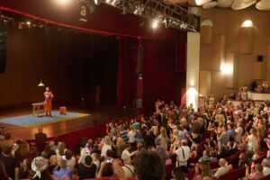Victoria Onetto Instagram - Con localidades agotadas anoche disfrutamos de “Muerde” en la Sala Astor Piazzolla del @t.auditorium, una obra impactante con una actuación conmovedora, protagonizada por el talentoso @lucianocaceresok🌟

El teatro es el ámbito por excelencia en donde la cultura está más viva que nunca. 

¡Qué orgullo ver tanto talento en escena! 🎭✨

#LaFelicidadDeCompartir
#Teatro #80A #Verano2025 #MarDelPlata

@kicillofok @provinciaba @jesil_rey @crisalvarezrod @fsaintout @buenosairescultura