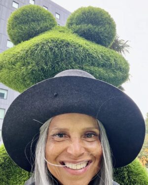 Victoria Rowell Instagram - HAPPY HOLIDAYS! #auntievicki #christmasinthefriendlyskies