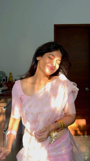 Vijayalakshmi Instagram - Varuda varum poongatrai ellam konjam vadi katti anuppi vaipen 🤍

#sun #light #filter #transition #grwm #vgstyle #favourite #song #babypink #pastel #colours