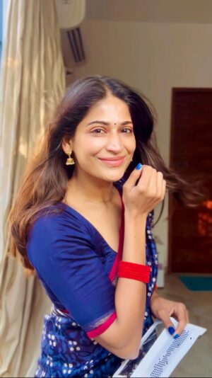 Vijayalakshmi Instagram - Ilaiyaraja 🤍

#sun #light #filter #transition #grwm #vgstyle #favourite #song #blue #saree #love #colours