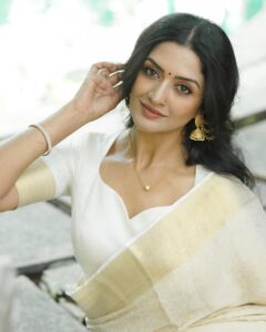 Actress Vimala Raman HD Photos and Wallpapers January 2025