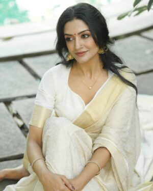 Vimala Raman Instagram - Less is more especially in white 🕊️🤍🪽

By my loves 😘🫶🏽❤️
Photography @camerasenthil 
Organised by @rrajeshananda 
Makeup @chennai_thebridalart 
Hairstylist @mahi_hairstyliz 
Styling @kaarigai.sarees 
.
.
.
#white #saree #sareelove #sareefashion #latest #whitesaree #shoot #photoshoot #mollywood #kollywood #tollywood #actor #actress #vimalaraman