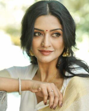 Vimala Raman Instagram - Less is more especially in white 🕊️🤍🪽

By my loves 😘🫶🏽❤️
Photography @camerasenthil 
Organised by @rrajeshananda 
Makeup @chennai_thebridalart 
Hairstylist @mahi_hairstyliz 
Styling @kaarigai.sarees 
.
.
.
#white #saree #sareelove #sareefashion #latest #whitesaree #shoot #photoshoot #mollywood #kollywood #tollywood #actor #actress #vimalaraman