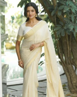 Vimala Raman Instagram - Less is more especially in white 🕊️🤍🪽

By my loves 😘🫶🏽❤️
Photography @camerasenthil 
Organised by @rrajeshananda 
Makeup @chennai_thebridalart 
Hairstylist @mahi_hairstyliz 
Styling @kaarigai.sarees 
.
.
.
#white #saree #sareelove #sareefashion #latest #whitesaree #shoot #photoshoot #mollywood #kollywood #tollywood #actor #actress #vimalaraman