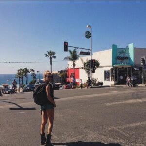 Virginia Da Cunha Instagram - CALIFORNIA ❤️ #tbt 🙏 

Mi lugar en el mundo.. la tierra del vino y el sol con mar y montaña. La tierra del yoga y el show business. Ese blend perfecto de arte, naturaleza.. glamour y consciencia. Viví la mejor experiencia de mi vida trabajando en Lake Tahoe, después pasé un año en Palmeiro St. en Hollywood Hills.. cada día entrenaba subiendo el Runyon Canyon, los findes me iba con la tabla a Santa Mónica, Manhattan Beach y compartía con muchos amigos que aún son familia. 
Ya no sé qué hay quedado en pie con los fuegos que lo siguen desintegrando todo; sòlo rezo por los que se quedaron sin su hogar y deseo que cada una de las catástrofes que el mundo está viviendo por falta sostenida de consciencia (inundación en Valencia, genocidio en Gaza, África, incendios en todos lados) puedan llegar al corazón de los que han omitido lo esencial, y han elegido engrandecer sus bolsillos para empobrecer a la Vida. Deseo que todos despertemos de una vez de esta locura de autodestrucción. Abrazo 🤍
