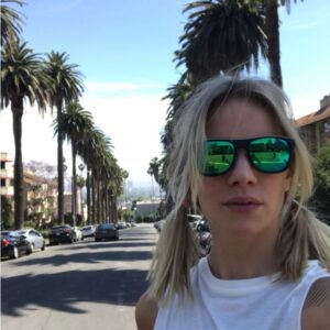 Virginia Da Cunha Instagram - CALIFORNIA ❤️ #tbt 🙏 

Mi lugar en el mundo.. la tierra del vino y el sol con mar y montaña. La tierra del yoga y el show business. Ese blend perfecto de arte, naturaleza.. glamour y consciencia. Viví la mejor experiencia de mi vida trabajando en Lake Tahoe, después pasé un año en Palmeiro St. en Hollywood Hills.. cada día entrenaba subiendo el Runyon Canyon, los findes me iba con la tabla a Santa Mónica, Manhattan Beach y compartía con muchos amigos que aún son familia. 
Ya no sé qué hay quedado en pie con los fuegos que lo siguen desintegrando todo; sòlo rezo por los que se quedaron sin su hogar y deseo que cada una de las catástrofes que el mundo está viviendo por falta sostenida de consciencia (inundación en Valencia, genocidio en Gaza, África, incendios en todos lados) puedan llegar al corazón de los que han omitido lo esencial, y han elegido engrandecer sus bolsillos para empobrecer a la Vida. Deseo que todos despertemos de una vez de esta locura de autodestrucción. Abrazo 🤍