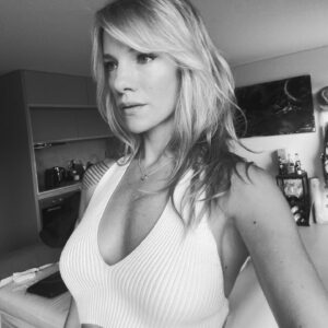 Virginia Da Cunha Instagram - LAS LUNAS EN MI 🌓 

La mujer desea ser aceptada como es, pero antes debemos reconectar con nuestra sagrada y tan menospreciada naturaleza cíclica. 
La sincronicidad entre el ciclo femenino y el de la luna rebela la conexión entre la mujer y lo divino, conexión por la cual la mujer posee los poderes propios del universo: dar la Vida, sustentar y crear. 

La menstruacion fue siempre un obstáculo en el sistema patriarcal. Algo sucio, molesto, sin sentido mas que para la procreación. Y eso ha alejado a las mujeres de su poder mas sagrado como creadoras y nutridoras. No solo de hijos.. sino de arte, de ideas, proyectos, verdades. 
Vale la pena analizar tu propia reacción ante ese flujo con el que convivís mes a mes para descubrir el por qué de cómo te sentís . ¿Cómo reaccionas cuando la sangre te mancha la ropa? ¿Sos capaz de tocarla? ¿Cómo te sentis si tu pareja la ve? ¿Usas tampones y esperas vivir ese periodo como el resto del mes? 
Reconectar con nuestra naturaleza cíclica es vital para vivir en armonía con nosotras mismas y despertar la sabiduría de nuestro cuerpo. 
Próximamente les comparto la energía de cada fase de nuestro período que es la misma que tiene la Luna. 
Quieren? 😘😘