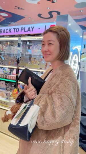 Vivi Lee Instagram - #盲盒賭徒 又復出了😆
盲盒為啥好玩？因為讓人期待又興奮又怕受傷害的是你不知道你會抽到啥啊啊啊～

跟我去韓國的好友看著我在買盲盒的時候說他真不懂這有什麼好玩..然後他也跟著買了幾盒..開箱後他說他終於懂那種感覺了😌抽到了超級開心沒抽到就很想要再去抽🤣

#我的美樂蒂啊啊啊啊啊 #popmart #sanrio 
#vevehappydaily