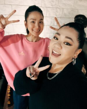 Vivi Lee Instagram - 好久不見的姐姐們🫶🏻
每次相聚都是從白天聊到天黑的節奏🤣
真的很替小鈴姐開心
期待小寶貝的到來🎀💕

突然想起～2019年末3個單身女子
去北海道滑雪的旅程
怎麼一晃眼已經過了好幾年
下次帶上小寶貝再一起旅行吧✈️🤭