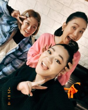 Vivi Lee Instagram - 好久不見的姐姐們🫶🏻
每次相聚都是從白天聊到天黑的節奏🤣
真的很替小鈴姐開心
期待小寶貝的到來🎀💕

突然想起～2019年末3個單身女子
去北海道滑雪的旅程
怎麼一晃眼已經過了好幾年
下次帶上小寶貝再一起旅行吧✈️🤭