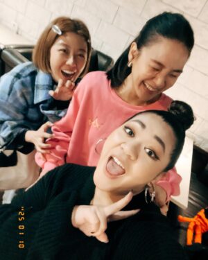 Vivi Lee Instagram - 好久不見的姐姐們🫶🏻
每次相聚都是從白天聊到天黑的節奏🤣
真的很替小鈴姐開心
期待小寶貝的到來🎀💕

突然想起～2019年末3個單身女子
去北海道滑雪的旅程
怎麼一晃眼已經過了好幾年
下次帶上小寶貝再一起旅行吧✈️🤭