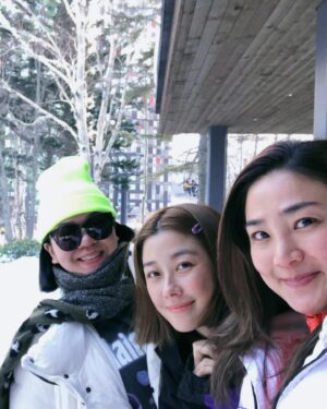 Vivi Lee Instagram - 好久不見的姐姐們🫶🏻
每次相聚都是從白天聊到天黑的節奏🤣
真的很替小鈴姐開心
期待小寶貝的到來🎀💕

突然想起～2019年末3個單身女子
去北海道滑雪的旅程
怎麼一晃眼已經過了好幾年
下次帶上小寶貝再一起旅行吧✈️🤭