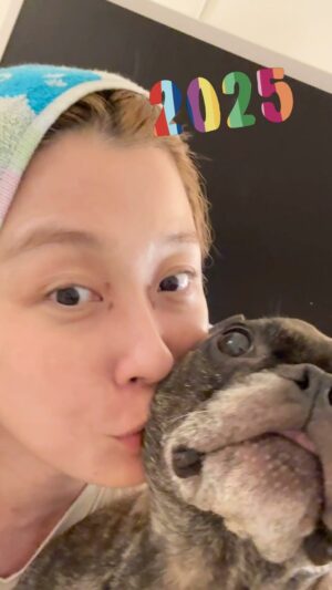 Vivi Lee Instagram - happy new year 🥳
謝謝2024的一切
2025一切平安健康
希望大家繼續喜歡我跟李先無聊但稀花的日常😌😚love you🐶
ps因為眼瞼脂肪瘤做了酸劑治療，咖啡色的是結痂別擔心～～
#gratitude #平安就是福 #vevehappydaily #frenchie #frenchbulldog #李先蔘