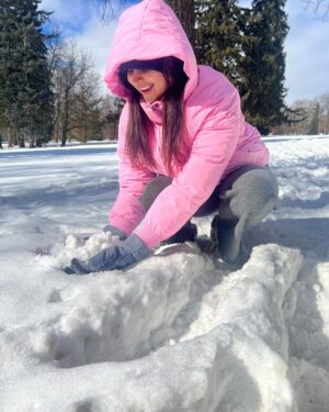 Vyoma Nandi Instagram - Winter baby doing winter things 🩵 ❄️⛄️🌨️ ! 

#favseason #favcountry 🇨🇦🥰