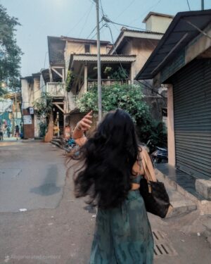 Wafa Khadeeja Rahman Instagram - दुनिया भागती रही, और उसकी नज़रें हमेशा ठहर गईं।

#mumbai #bombay #ootd #fashion #styling #outfitdetails #outfitoftheday #streetphotography 

[ ootd, styling, outfit of the day, fashion ]