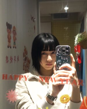 Wen-Ling Cheng Instagram - 從短髮再留一遍
要剪之前拍了一張照
剪的時候要心無雜念畢竟還是有點捨不得🌛
但兩年前就想剪了所以還是刀下去
這兩年其實有很多想剪的髮型
之前有人說黑長直是我的標誌
但偶爾也想留留看其他造型
上次短髮是7.8年前

@bigredflower ：留一個月就可以藍色恐懼了

-
✂️ @made_toyota_puis 
黑項鍊 @_info.lab_