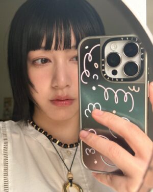 Wen-Ling Cheng Instagram - 從短髮再留一遍
要剪之前拍了一張照
剪的時候要心無雜念畢竟還是有點捨不得🌛
但兩年前就想剪了所以還是刀下去
這兩年其實有很多想剪的髮型
之前有人說黑長直是我的標誌
但偶爾也想留留看其他造型
上次短髮是7.8年前

@bigredflower ：留一個月就可以藍色恐懼了

-
✂️ @made_toyota_puis 
黑項鍊 @_info.lab_