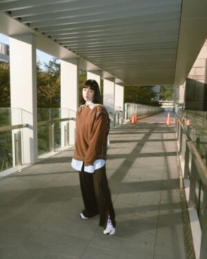 Wen-Ling Cheng Instagram - 有的時候睡一覺起來就會突然豁然開朗
沒有任何理由但就是充滿信心和動力
煩惱好像都在夢裡被我消滅了☽

最近某一天我睡醒傳訊息和別人說
我感覺做了好長一段夢，但有點記不太清楚
對方說好像艾連講的話

夢裡我和一群夥伴一起作戰抵抗一個艱難的事物
中途有人覺得撐不下去想放棄
還有一些人是來自別的時空
最後成功了大家一起拍了一張大合照
一些人也各自回去自己的時空
我和其他夥伴們一起搭船航向一座發達城市
後來就醒了

好想要精準描述每次做夢的全部內容
所有畫面都只存在在我的腦袋裡
又沒辦法用文字表達清楚
感覺夢是一個好私密的地方