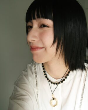 Wen-Ling Cheng Instagram - 從短髮再留一遍
要剪之前拍了一張照
剪的時候要心無雜念畢竟還是有點捨不得🌛
但兩年前就想剪了所以還是刀下去
這兩年其實有很多想剪的髮型
之前有人說黑長直是我的標誌
但偶爾也想留留看其他造型
上次短髮是7.8年前

@bigredflower ：留一個月就可以藍色恐懼了

-
✂️ @made_toyota_puis 
黑項鍊 @_info.lab_
