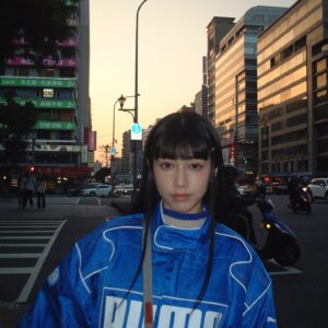 Wen-Ling Cheng Instagram - 今年想做的事之二
收集吊飾
研究像素圖

🧥 @puma 
🧦 @rabbitfoot.tw 
👟 @puma 
吊飾 ✿ @filter017 @junoson @strangerthingstv