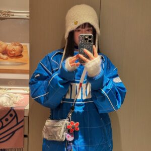 Wen-Ling Cheng Instagram - 今年想做的事之二
收集吊飾
研究像素圖

🧥 @puma 
🧦 @rabbitfoot.tw 
👟 @puma 
吊飾 ✿ @filter017 @junoson @strangerthingstv