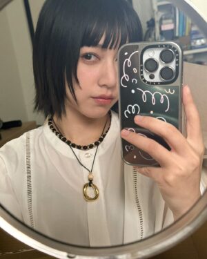 Wen-Ling Cheng Instagram - 從短髮再留一遍
要剪之前拍了一張照
剪的時候要心無雜念畢竟還是有點捨不得🌛
但兩年前就想剪了所以還是刀下去
這兩年其實有很多想剪的髮型
之前有人說黑長直是我的標誌
但偶爾也想留留看其他造型
上次短髮是7.8年前

@bigredflower ：留一個月就可以藍色恐懼了

-
✂️ @made_toyota_puis 
黑項鍊 @_info.lab_