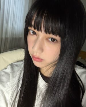 Wen-Ling Cheng Instagram - 從短髮再留一遍
要剪之前拍了一張照
剪的時候要心無雜念畢竟還是有點捨不得🌛
但兩年前就想剪了所以還是刀下去
這兩年其實有很多想剪的髮型
之前有人說黑長直是我的標誌
但偶爾也想留留看其他造型
上次短髮是7.8年前

@bigredflower ：留一個月就可以藍色恐懼了

-
✂️ @made_toyota_puis 
黑項鍊 @_info.lab_