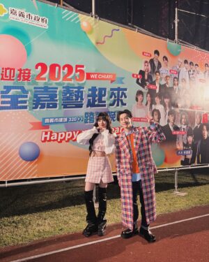 Wenny Lin Instagram - * 謝謝 #2025全嘉義起來跨年晚會 ✨✨✨

先說，嘉義雞肉飯加半熟蛋，蛋黃流出來再拌一拌，omg有夠好吃。

能和金鐘主持人典哥搭檔主持真的整場好快樂，謝謝 @originalpoping  隨時有典哥環節（還要偷告白很喜歡康熙小藍人的耳朵👂）（？）（應該有人知道我在說什麼吧）

謝謝勇媽市長和市府團隊、謝謝幕後所有無名英雄們、謝謝參與的藝人團隊、謝謝一起在台下或線上參與的每一個你/妳、謝謝夏天、謝謝機會！

這次的跨年能在台上和熟悉的友人們一起倒數，發自內心有點感動，就像我的Threads幾乎全是新生代朋友們在不同地方被所有守護者們猛力支持一樣讓人欣慰，2025我們也要一起加油，一起被更多人看見。

2025年也要照顧好自己的身心靈ㄛ(⁎⁍̴̛ᴗ⁍̴̛⁎)

Hair | @h.harley_1107
Makeup | @st2102
Stylist | @yyyang3_ @wyc_yen

Outfits | @mrselfportrait 
Boots | @didu_official
Jewelry | @apmmonaco #APMMONACO