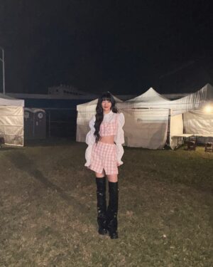 Wenny Lin Instagram - * 謝謝 #2025全嘉義起來跨年晚會 ✨✨✨

先說，嘉義雞肉飯加半熟蛋，蛋黃流出來再拌一拌，omg有夠好吃。

能和金鐘主持人典哥搭檔主持真的整場好快樂，謝謝 @originalpoping  隨時有典哥環節（還要偷告白很喜歡康熙小藍人的耳朵👂）（？）（應該有人知道我在說什麼吧）

謝謝勇媽市長和市府團隊、謝謝幕後所有無名英雄們、謝謝參與的藝人團隊、謝謝一起在台下或線上參與的每一個你/妳、謝謝夏天、謝謝機會！

這次的跨年能在台上和熟悉的友人們一起倒數，發自內心有點感動，就像我的Threads幾乎全是新生代朋友們在不同地方被所有守護者們猛力支持一樣讓人欣慰，2025我們也要一起加油，一起被更多人看見。

2025年也要照顧好自己的身心靈ㄛ(⁎⁍̴̛ᴗ⁍̴̛⁎)

Hair | @h.harley_1107
Makeup | @st2102
Stylist | @yyyang3_ @wyc_yen

Outfits | @mrselfportrait 
Boots | @didu_official
Jewelry | @apmmonaco #APMMONACO