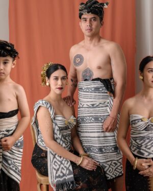 Westny Dj Instagram - Selamat 3 Bulan I Gde Ketut Sunashkialo Gutanadja❤️

#3monthsold #baby #3bulan #adat #tradition #bali #bayi #adatbali 

MUA by @christamcqueen.mua 
Styled by : @emisulasmini 
Photographed by: @rodisastrawan