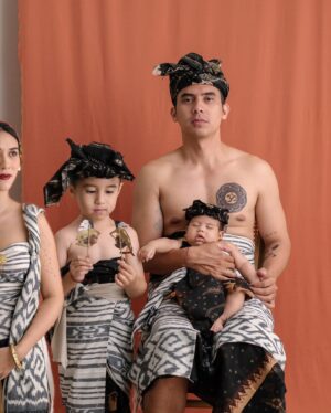 Westny Dj Instagram - Selamat 3 Bulan I Gde Ketut Sunashkialo Gutanadja❤️

#3monthsold #baby #3bulan #adat #tradition #bali #bayi #adatbali 

MUA by @christamcqueen.mua 
Styled by : @emisulasmini 
Photographed by: @rodisastrawan