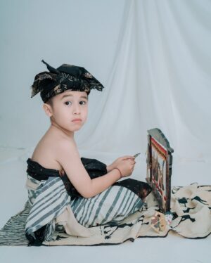 Westny Dj Instagram - Selamat 3 Bulan I Gde Ketut Sunashkialo Gutanadja❤️

#3monthsold #baby #3bulan #adat #tradition #bali #bayi #adatbali 

MUA by @christamcqueen.mua 
Styled by : @emisulasmini 
Photographed by: @rodisastrawan