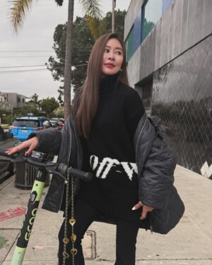 Windie Chang Instagram - 不太下雨的加州 ，下了一整天的大雨，也總算可以再把一些加州大火的地區澆熄這些火源，也希望加州一些更安好❤️❤️❤️

龍哥也開始準備演唱會的工作事宜、所以又開始我跟阿寶兩人的美國探險🤟

攝影師：阿寶寶😀