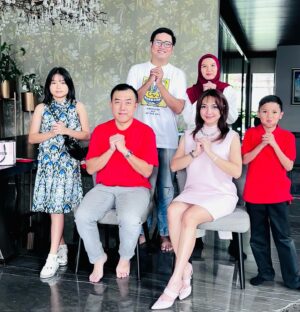 Wiwid Gunawan Instagram - Happy Chinese New Year! May luck always be at your door and shower you with blessings.” #aaamiinn #woman’sday #happy #chinesenewyear2025 #health #wiwidgunawan216 #blessed #widlov❣️
