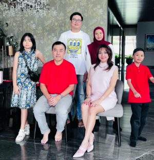 Wiwid Gunawan Instagram - Happy Chinese New Year! May luck always be at your door and shower you with blessings.” #aaamiinn #woman’sday #happy #chinesenewyear2025 #health #wiwidgunawan216 #blessed #widlov❣️