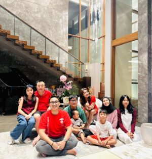 Wiwid Gunawan Instagram - Happy Chinese New Year! May luck always be at your door and shower you with blessings.” #aaamiinn #woman’sday #happy #chinesenewyear2025 #health #wiwidgunawan216 #blessed #widlov❣️
