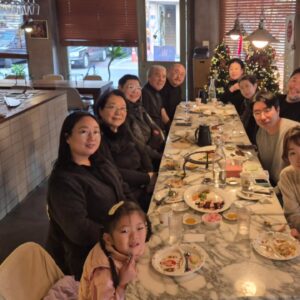 Yang Hee-eun Instagram - 엄마 가신지 1년이네!!! 어느새..
감기와 일로 두명이 빠지고
공원묘원 다녀온 후
함께 맛난 점심 먹고
집에서 선물 두루 나누고
쉬다가 각자 집으로...
#양희은 #양희경 #한승현
#한원균