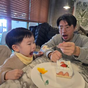 Yang Hee-eun Instagram - 엄마 가신지 1년이네!!! 어느새..
감기와 일로 두명이 빠지고
공원묘원 다녀온 후
함께 맛난 점심 먹고
집에서 선물 두루 나누고
쉬다가 각자 집으로...
#양희은 #양희경 #한승현
#한원균