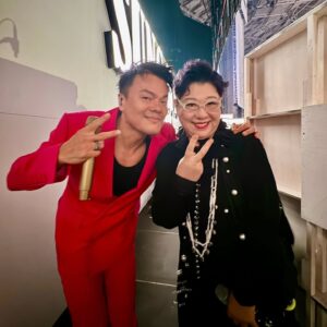Yang Hee-eun Instagram - 세월이 이렇게 많이 흘렀나?
2024------1984
(두 사진 사이에도 40년이 지남)
늙었다!!!!!!!!!!
방금 SBS에서 방영된
성시경 with friends/자! 오늘은
박진영 다음 마지막순서여서
늦게까지 보느라...졸려도...
우리가 모일 수 있는 무대가 뿌듯했다.
성시경의 힘이다.
좋은 시간이었다!❤️
#양희은 #박진영 #성시경
