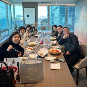 Yang Hee-eun Instagram - 한 해  마무리하며...
김수철 제외한 5명은
전부 라디오진행자 출신!❤️
#양희은 #송승환 #김수철
#이성미 #김혜영 #최유라