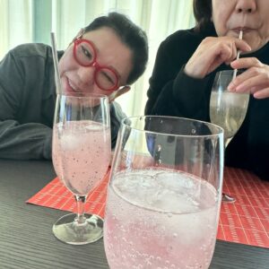 Yang Hee-eun Instagram - 한 해  마무리하며...
김수철 제외한 5명은
전부 라디오진행자 출신!❤️
#양희은 #송승환 #김수철
#이성미 #김혜영 #최유라