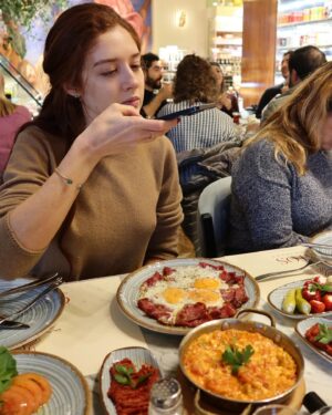 Yasemin Yazıcı Instagram - 2024’ün son kahvaltısı, yılbaşının şarküteri tabağı, ve kalanlarla 2025’in ilk kahvaltısı 🤭 için @galaktosgurme ‘ye teşekkürler

#işbirliği